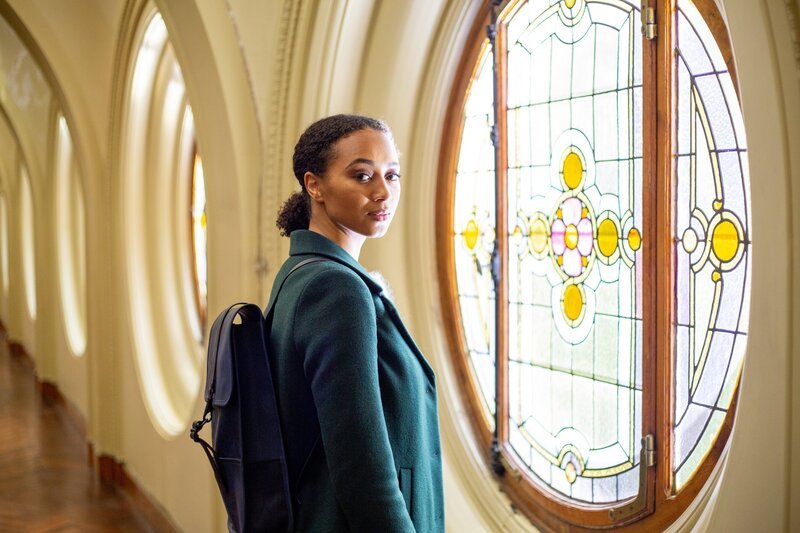 Die Ermittlerin Lisa Donckers (Emma Naomi) hofft auf die Unterstützung ihres früheren Professors Jasper Tempest. – Bild: ORF/​Beta Film/​Eagle Eye Drama/​Sofie Gheysens