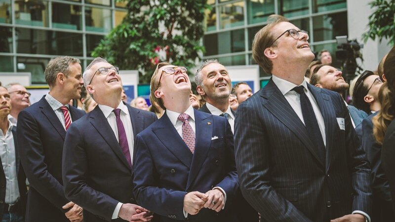 Philipp Amthor, Digitalminister Karsten Wildberger und weitere Teammitglieder beim ersten Geburtstag des Digitalministeriums – Bild: ZDF