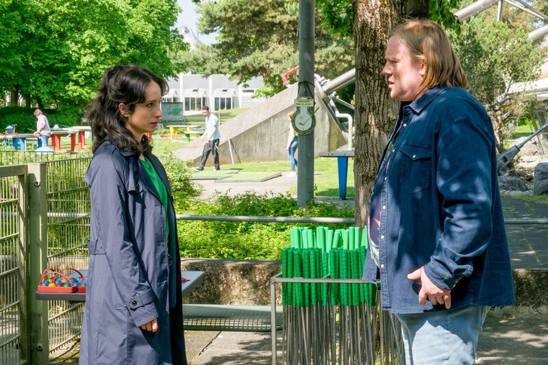 Annabell Lorenz (Stephanie Stumph, l.) fühlt dem nervösen und ganz klar verdächtigen Fotografen Toni Huber (Christoph Franken, r.) noch einmal auf den Zahn. – Bild: ORF/​ZDF/​Erika Hauri