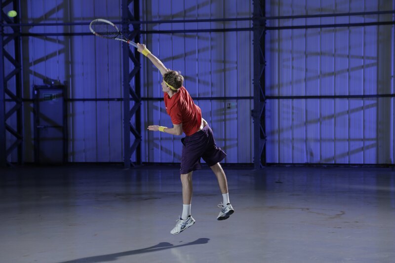 ESSEX, ENGLAND – Lewis Thompson executes a overhead tennis serve. – Bild: The National Geographic Channel