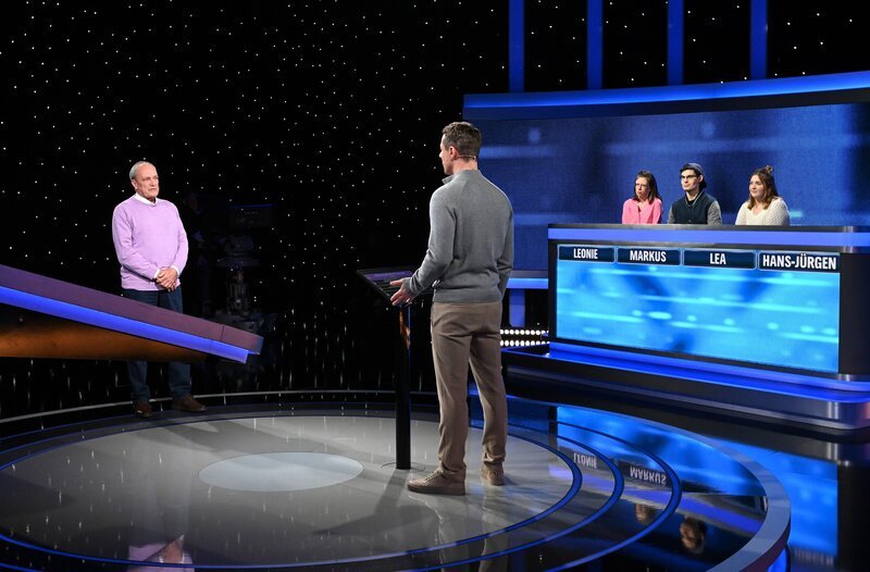 Moderator Alexander Bommes (M.) mit den Kandidat:innen (v.l.n.r.): Hans-Jürgen Busl (l.), Leonie Zablonski (3.v.r.), Markus Wilhelms (2.v.r.) und Lea Klenk (r.). – Bild: ARD/​Uwe Ernst