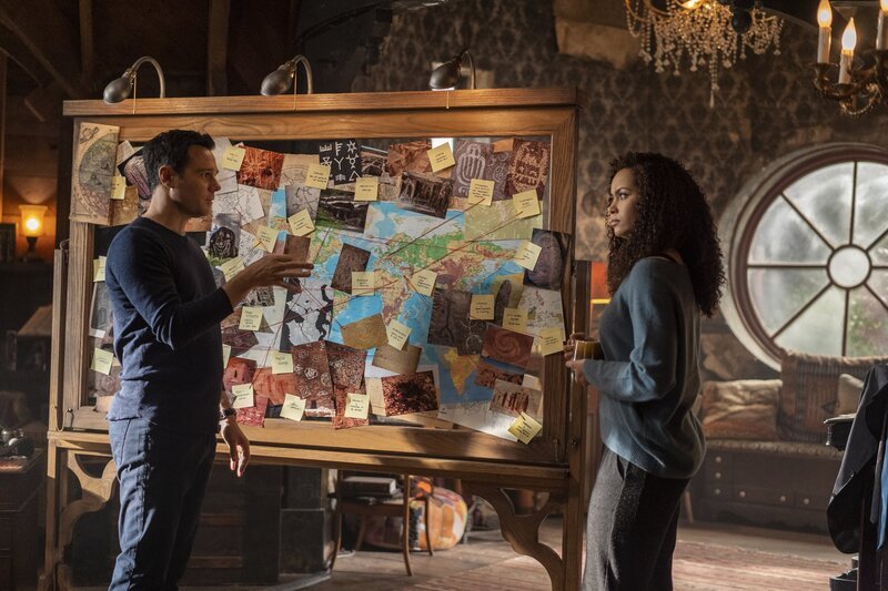 L-R: Harry Greenwood (Rupert Evans) und Macy Vaughn (Madeleine Mantock) – Bild: Colin Bentley