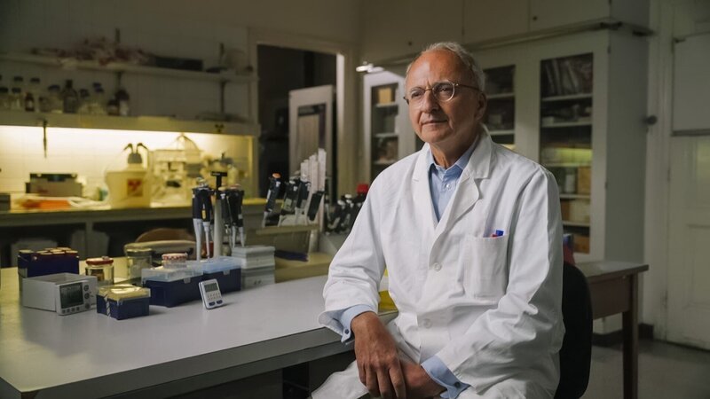 Gutachter Prof. Michael Freissmuth erklärt im Pharmakologischen Institut die Wirkungsweise von Strychnin auf den menschlichen Körper. – Bild: ORF/​Neulandfilm