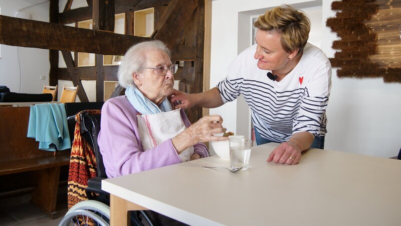 Die ersten Bewohner und Bewohnerinnen haben sich gut eingelebt. Das Mittagessen ist der tägliche Treffpunkt in der Essküche. – Bild: ZDF