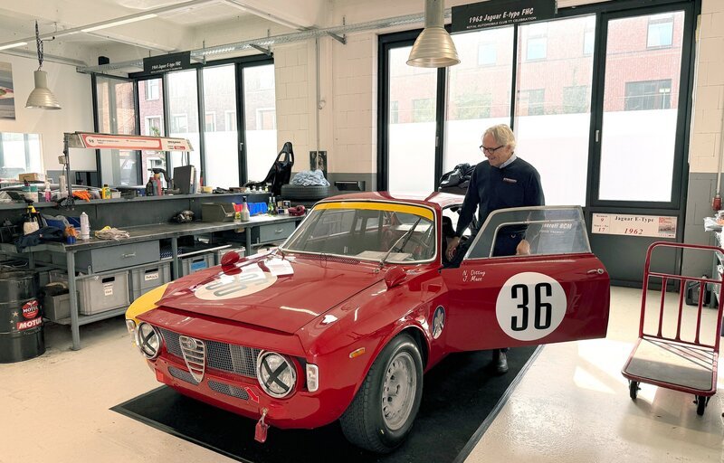 Thomas Steinke brennt für historische Rennwagen wie den Alpha Romeo GTA von 1965. – Bild: NDR/​Katrin Spranger