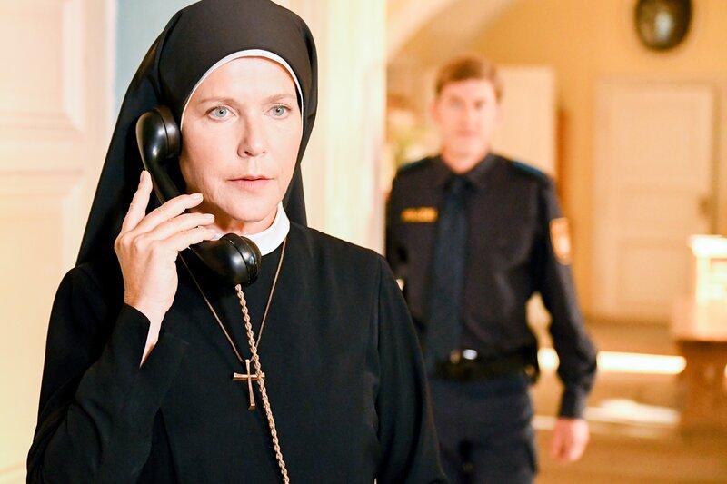 Meier (Lars Weström) will mit Schwester Hanna (Janina Hartwig) über Gustav Lindner sprechen. – Bild: ORF/​Beta Film/​Barbara Bauriedl