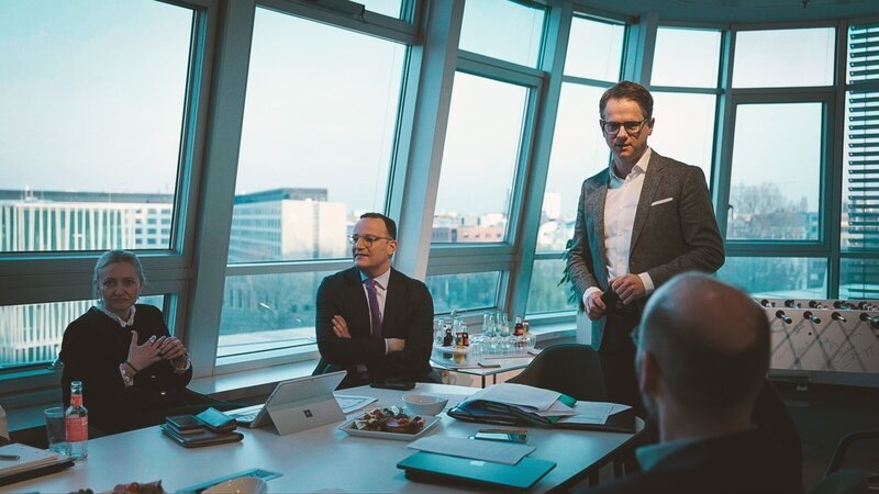 Carsten Linnemann, Jens Spahn und weitere CDU-Funktionäre warten im Konrad-Adenauer-Haus auf die Ergebnisse der Wahl in Rheinland-Pfalz – Bild: ZDF