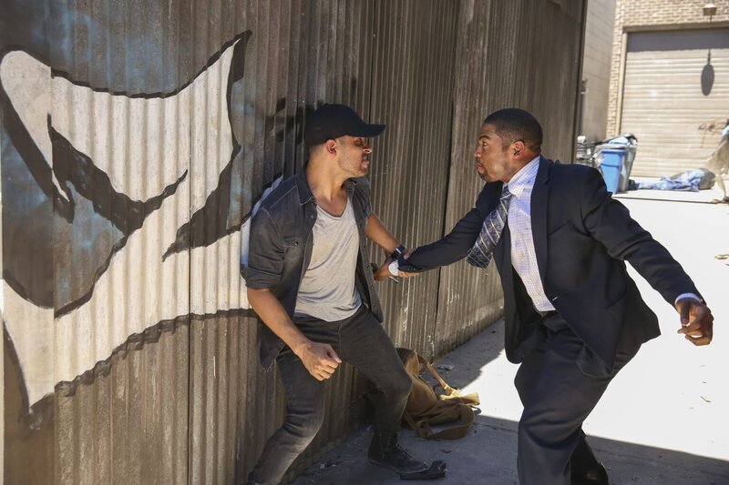 Torres (Wilmer Valderrama, l.), Anzugträger (Joshua Elijah Reese, r.). – Bild: Adam Taylor /​ Sat 1
