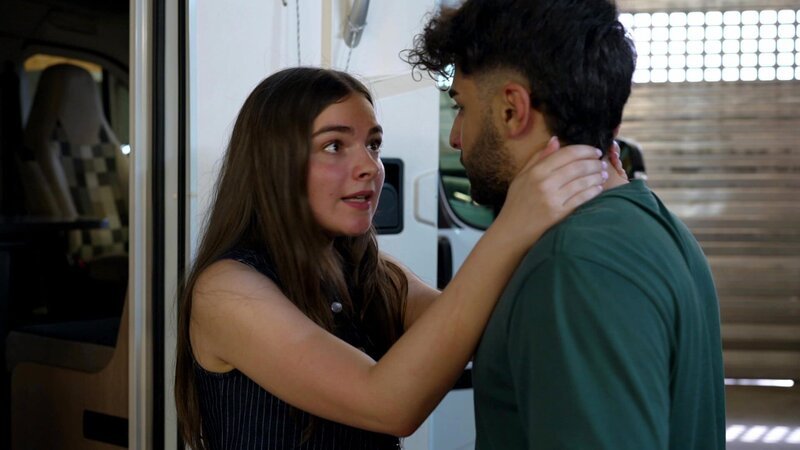 Joanna gerät in Panik, als einer ihrer Ohrringe aus der Unfallnacht fehlt und Karim den Täter selbst finden will. Als sich seine Hinweise im Sand verlaufen, fängt er ihn auf. Schließlich sieht Karim ein, dass er seinen Hass loslassen muss. – Bild: RTLZWEI