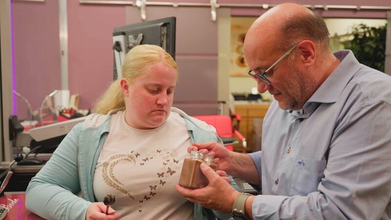Niklas and Angelina are testing LV chocolate cream – Bild: Warner Bros. Discovery /​ Philipp KÃ¼pper