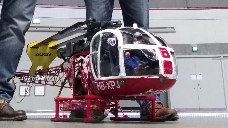 Ein Klassiker für den Einsatz in hoch gelegenen Regionen tritt gegen ein Schwergewicht mit Tandem-Rotoranordnung an. Markus und Michael tüfteln in dieser Folge an einer Aérospatiale SA-315 Lama. Der leichte Mehrzweck-Heli im Maßstab 1:6 muss sich auf der Modellbaumesse in Dortmund gegen die Boeing CH-47 Chinook von Robin und Jörg behaupten. Das zweimotorige Arbeitstier kommt beim Transport von Truppen, Fahrzeugen und Geschützen zum Einsatz. Welcher Hubschrauber landet beim Konstruktions-Wettstreit auf dem ersten Platz? – Bild: DISCOVERY DEUTSCHLAND