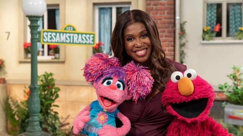 Abby, Motsi und Elmo gehen gemeinsam Tanzen. – Bild: NDR/​Sesame workshop