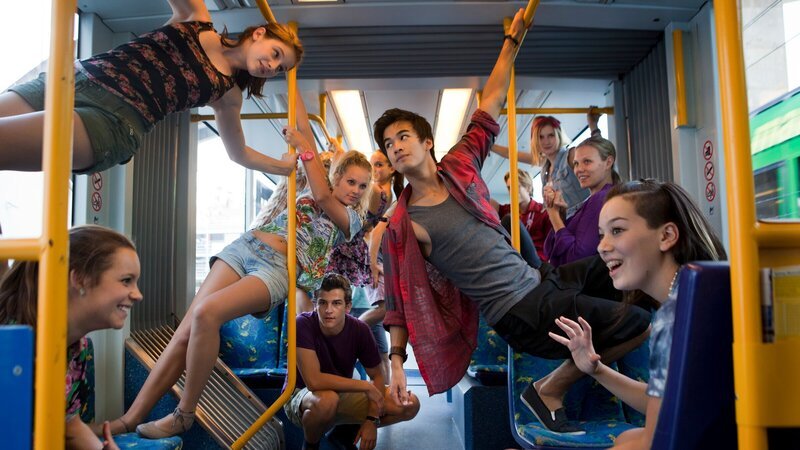Ben hat einen Tanz-Flashmob in der Straßenbahn inszeniert und alle seine Freunde machen mit, so auch Tara (Xenia Goodwin, oben l.), Kat (Alicia Banit, 2.v.l.) und Christian (Jordan Rodrigues, M.). – Bild: ZDF