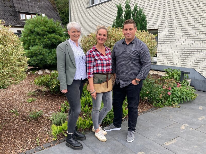 Laura (l.) und Jan Kerschbaum (r.) aus dem Westerwald haben einen großen Garten, der bislang überwiegend von ihren Tieren genutzt werden: Sechs Hühner und drei Ziegen. Künftig wollen sie den Garten auch selbst nutzen und vor allem auch Obst und Gemüse ernten. Dennis Thiele und Frank Riese entwickeln Konzepte, wie das Nebeneinander von Mensch und Tier gut funktionieren könnte. – Bild: ZDF