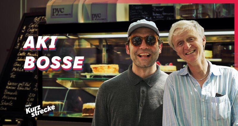 Was wäre ein Boss(e) ohne sein Team? Der Sänger Bosse empfängt SWR-Moderator Pierre M. Krause kurz vor seinem Konzert in Köln und will für sein Team Kuchen kaufen. Wenn es kein Brot hat, soll es doch Kuchen essen. Pierre ist lediglich die Kirsche obendrauf. Da wurde eine tolle Folge der SWR „Kurzstrecke“ gebacken. Bei 200 Grad muss sie 20 bis 25 Minuten geschaut werden. Mmmh … wie das duftet. – Bild: SWR