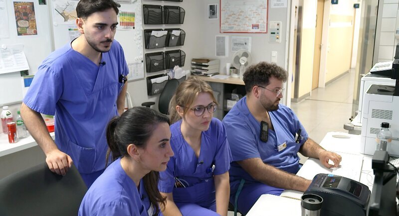 24 Stunden lang begleitet die packende Reportage das Team der Zentralen Notaufnahme des Klinikums Leverkusen durch einen kompletten Tag und eine ganze Nacht. Jede Handlung entscheidet hier zwischen Leben und Tod. – Übergabe im Stützpunkt. – Bild: WDR/​MoveMe GmbH