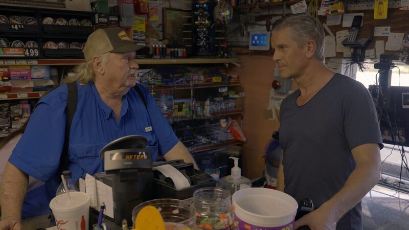An einer Tankstelle in Alabama trifft Moderator Markus Lanz (r.) Inhaber Larry (l.), der trotz hoher Spritpreise und steigender Inflation an Trump festhält und seine Wahl nicht bereut. – Bild: ZDF