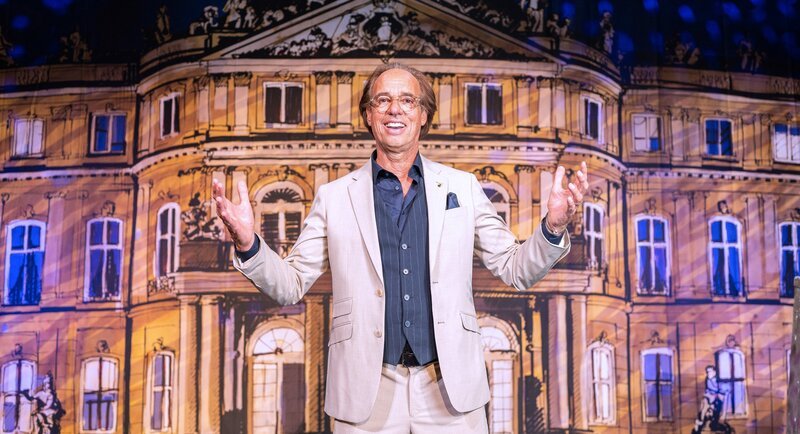 Christoph Sonntag steht mit einer leuchtenden Geige auf der Bühne des Stuttgarter Wilhelma-Theaters. Im ersten Teil seines neuen Programms wird’s musikalisch und politisch. – Bild: SWR/​Christian Tichy