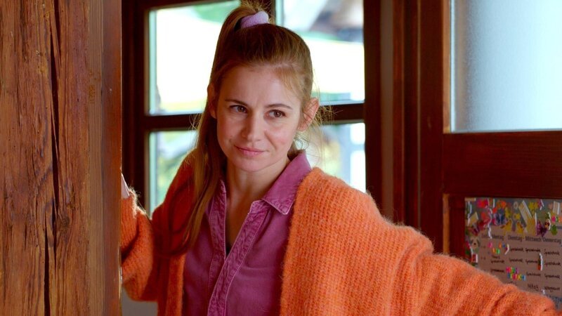 Charlie (Josefine Preuß) ist stets im Einsatz als moralischer Kompass für Dr. Nice. – Bild: ZDF