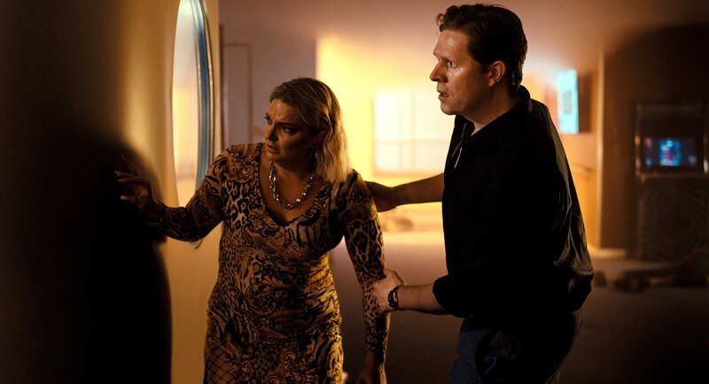 Vincent (Scott Arthur, re.) und Madde (Ulrika Nilsson, li.) verstecken sich – Bild: Northern Fable Cruise AB, Sveriges Television AB/​Andrej Vasilenko