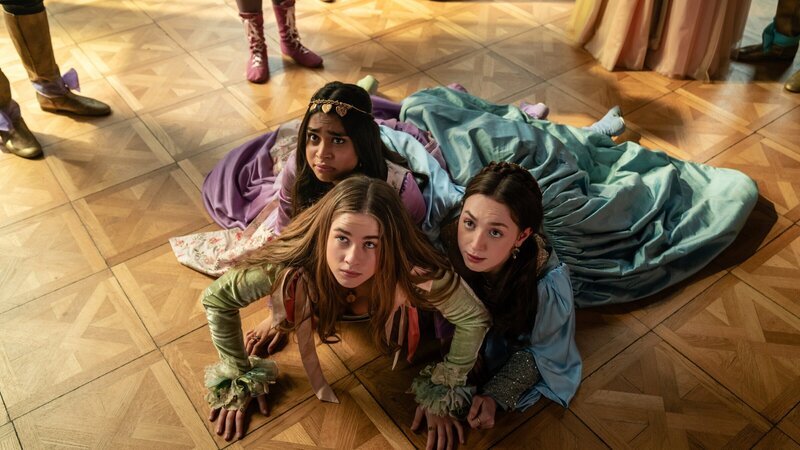 Chaos bei der Tanzprobe zum Valentinsball: Lady Grace (Evie Coles, M.) bringt sich selbst und die anderen Hofdamen Jane (Georgia Farrow, r.) und Sarah (Twinkle Jaiswal, l.) zu Fall. Sie muss unbedingt herausfinden, ob Lord Osborne ein Verräter ist. – Bild: ZDF