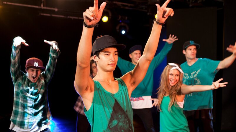 Christian (Jordan Rodrigues, 2.v.l.) beim Hip-Hop-Auftritt mit seinen alten Freunden. – Bild: ZDF