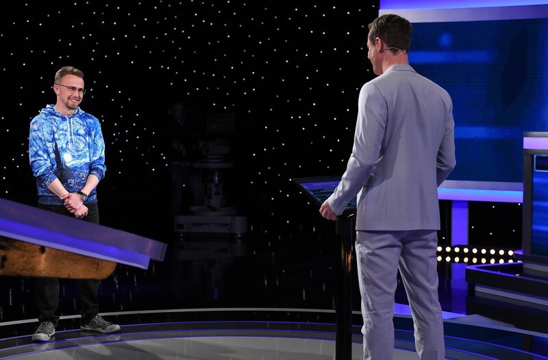Moderator Alexander Bommes (r.) mit dem Kandidaten Igor Skutin (l.). – Bild: ARD/​Uwe Ernst