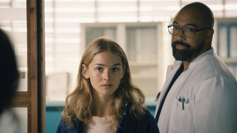 Dr. Evans (Tino Führer, r.) macht sich Sorgen um Ella (Lillemor Leistenschneider, l.). Der Mann, den sie des Missbrauchs beschuldigtet hat, wurde vor kurzem aus der Untersuchungshaft entlassen. – Bild: ZDF