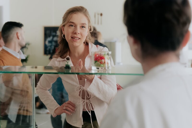 Melissa (Anna Herrmann, l.) spielt sich bei Hanni (Tülin Sezgin, r.) als Superkollegin auf. – Bild: ZDF und Sofia Velasquez