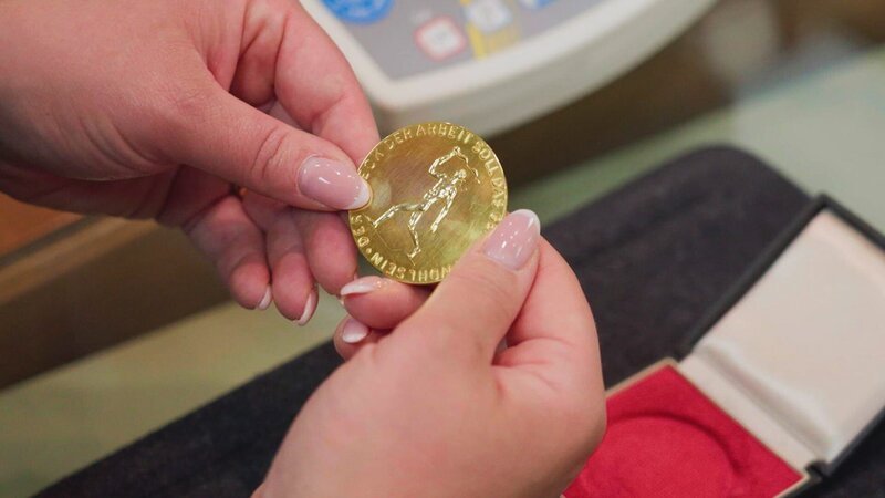 Daniela is holding a gold coin in her hand – Bild: Warner Bros. Discovery /​ Philipp KÃ¼pper