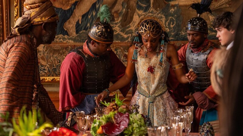 Die Aufregung am Hof ist groß, als der wertvolle Rubin an Prinzessin Bonoos (Keren De Bruyne, M.) Kette während des königlichen Dinners plötzlich regelrecht zerschmilzt. – Bild: ZDF