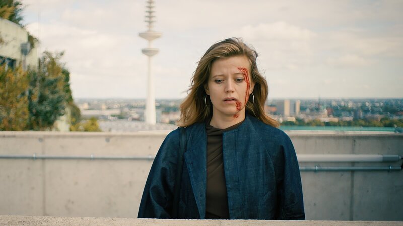 Milena Harnisch (Camille Dombrowsky) ist verzweifelt. Sie weiß keinen Ausweg aus ihrer Situation. – Bild: ZDF