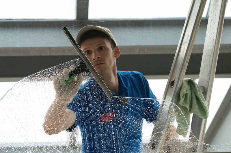 Bei der Reinigung der Fenster zählt die richtige Technik. – Bild: Florian Hellwig /​ ZDF und Florian Hellwig