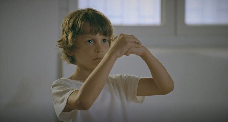 Soma (6 Jahre) liebt Kung Fu und möchte seine nächste Prüfung im Dojo schaffen. Leider hat er sich das Bein gebrochen, doch er gibt nicht auf. – Bild: ZDF/​MTVA