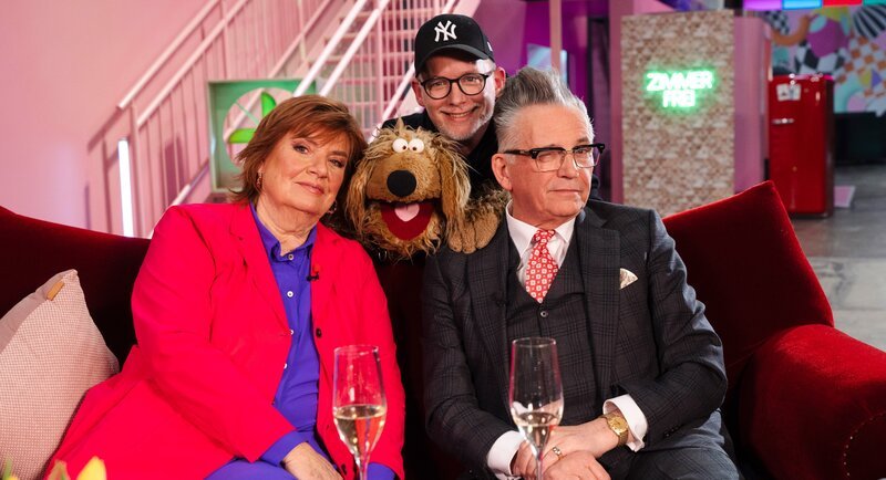 Christine Westermann (l) und Götz Alsmann (r) blicken zurück auf legendäre 20 Jahre „Zimmer frei!“. Mit dabei: Puppenspieler Martin Reinl (Mitte) und „Wiwaldi“ – Bild: WDR/​Ben Knabe