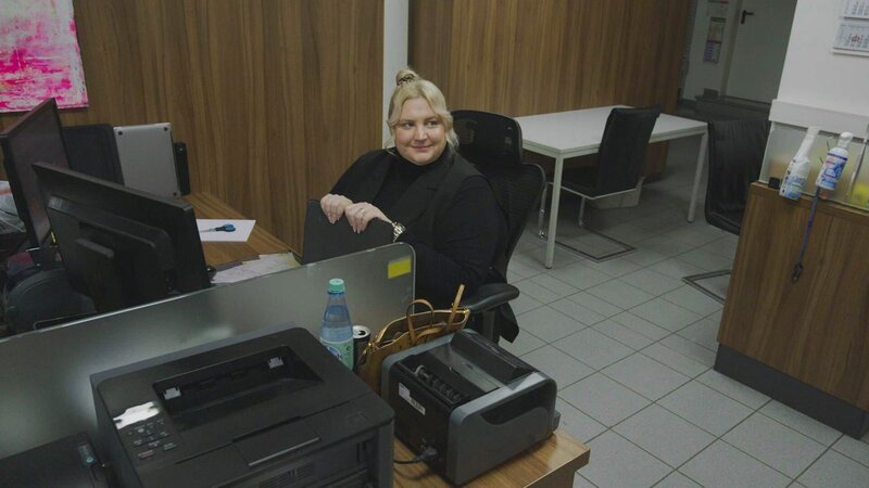 Daniela is sitting at the desk – Bild: Warner Bros. Discovery /​ Philipp KÃ¼pper