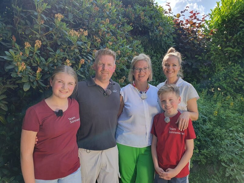 Der Garten von Kerstin und Fabian Sonnenschein ist aufgeräumt, aber langweilig. Die Familie wünscht sich hier mehr Struktur: Eine Holzterrasse, eine Feuerstelle, die Pflanzenauswahl soll bunt und farbenfroh sein. Eva Brenner findet, das ist ein Fall für die Gartenprofis Nicole Johag und Marius Surmann. Wer von beiden kann die Sonnenscheins mit seinem Konzept überzeugen? – Bild: ZDF