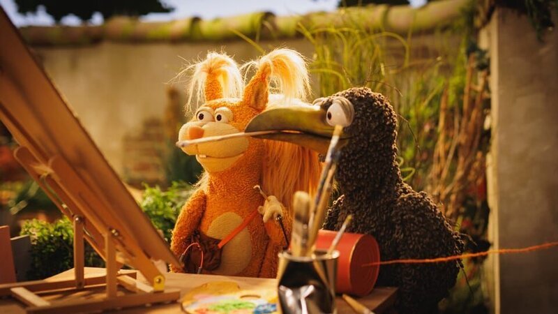 Rudi (Lennart Morgenstern) und Ella (Anna Menzel) geben sich sehr viel Mühe, um aus ihrem Baumhaus ein perfektes Hotel zu machen. – Bild: ZDF/​Andrea Hansen