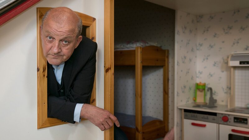 Georg Wilsberg (Leonard Lansink) auf der Suche nach dem Puppenspieler: Wer hat Britta Mantzke auf dem Gewissen? – Bild: ZDF