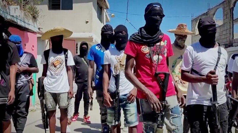 Bewaffnete und maskierte Männer stehen sinnbildlich für die eskalierende Ganggewalt in Haiti. Die Unsicherheit prägt den Alltag vieler Menschen und verschärft die Spannungen in der Grenzregion. – Bild: ZDF Bewaffnete und maskierte Männer stehen sinnbildlich für die eskalierende Ganggewalt in Haiti. Die Unsicherheit prägt den Alltag vieler Menschen und verschärft die Spannungen in der Grenzregion. – Bild: ZDF
