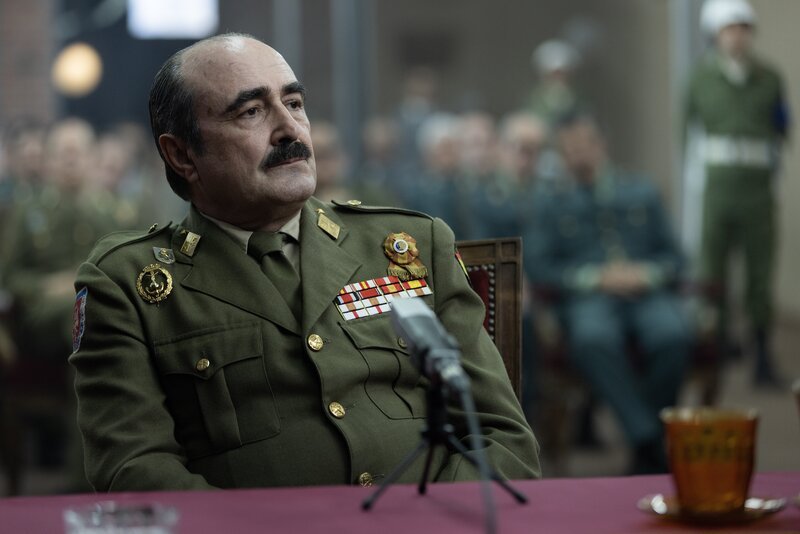 General Alfonso Armada (Juanma Navas) bei seiner Verurteilung als Putschist – Bild: Julio Vergne/​Movistar Plus+ /​ Telefonica Audiovisual Digital, S.L.U.