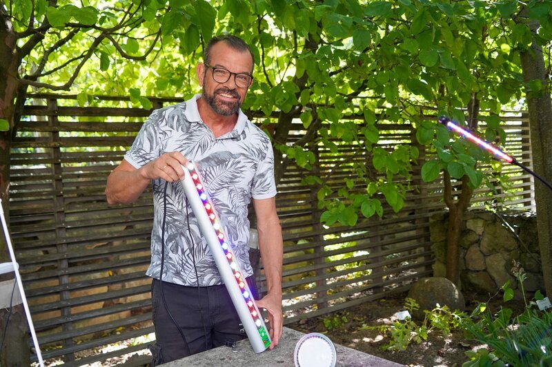Karl Ploberger erklärt, wie moderne LED-Pflanzenleuchten Kräuter, Jungpflanzen und Zimmerpflanzen unterstützen und worauf bei Lichtfarbe, Abstand und Beleuchtungsdauer zu achten ist. – Bild: Leopold Mayrhofer/​Natur im Garten/​Leopold Mayrhofer