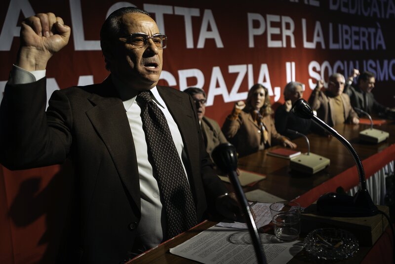 Santiago Carrillo (Eduard Fernández, li.) bei einer Kundgebung der Kommunistischen Partei – Bild: Julio Vergne /​ Movistar Plus+ /​ Telefónica Audiovisual Digital, S.L.U.