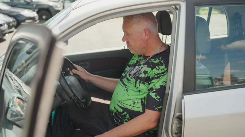 Norman sitting in Hyundai – Bild: Warner Bros. Discovery /​ Philipp KÃ¼pper