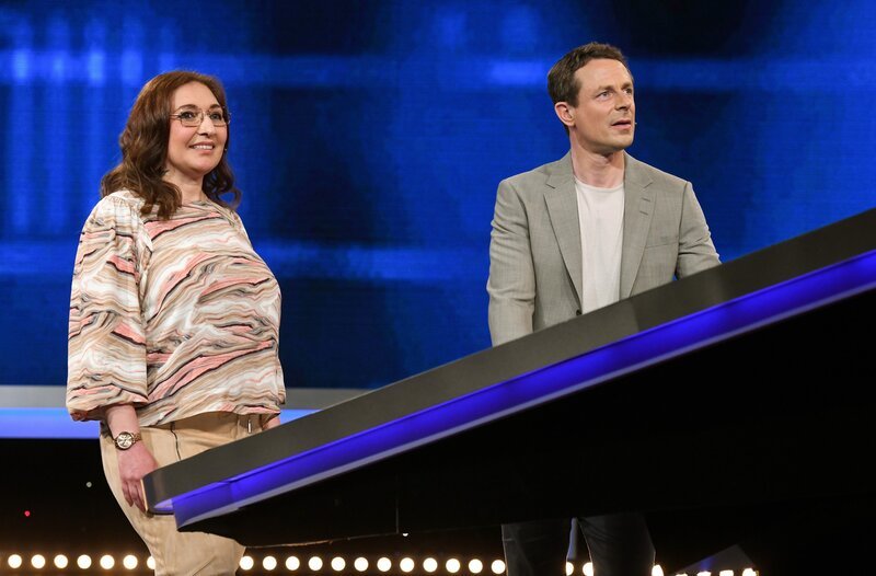 Moderator Alexander Bommes (r.) mit der Kandidatin Özlem Güntekin (l.). – Bild: ARD/​Uwe Ernst