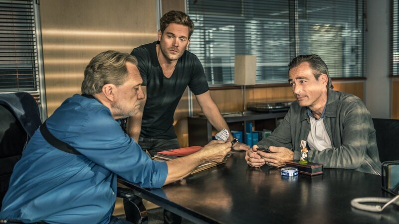 Arthur Bauer (Gerd Silberbauer, l.) und Dominik Morgenstern (Joscha Kiefer, M.) befragen Harry Gerling (Jan Sosniok, r.). – Bild: ZDF