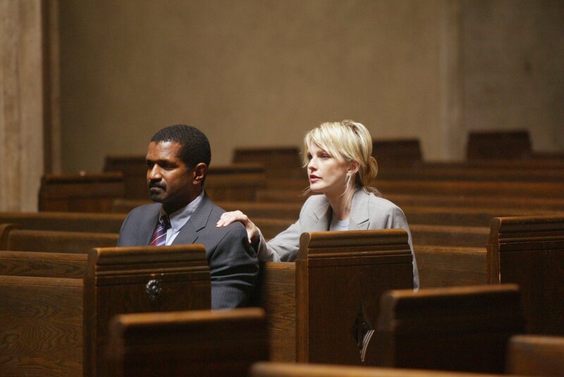 Det. Lilly Rush (Kathryn Morris, r.) redet Tucker (Riff Hutton, l.) ins Gewissen â€¦ – Bild: Warner Bros. Television