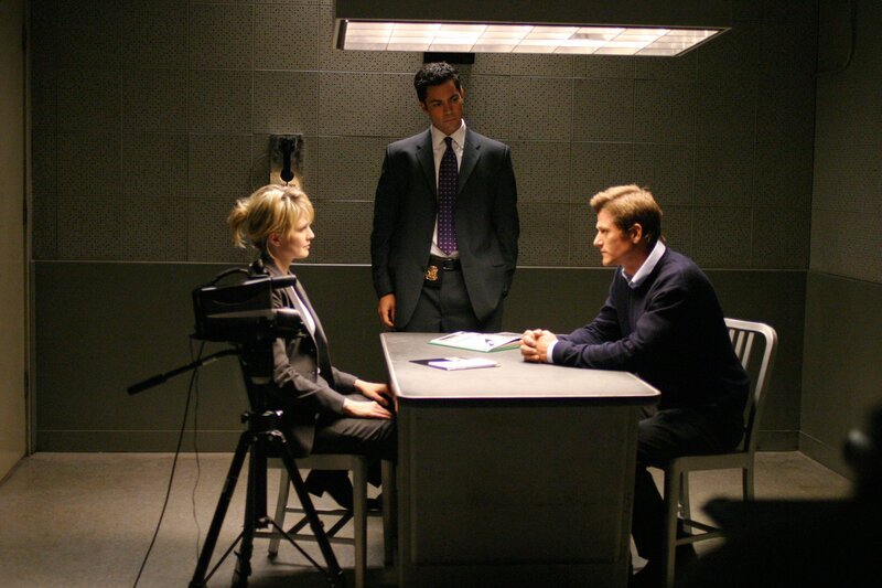 Det. Lilly Rush (Kathryn Morris, l.) und ihr Kollege Det. Scott Valens (Daniel Pino, M.) verhören Dr. Bennett Cahill (Vincent Ventresca, r.). – Bild: Warner Bros. Television
