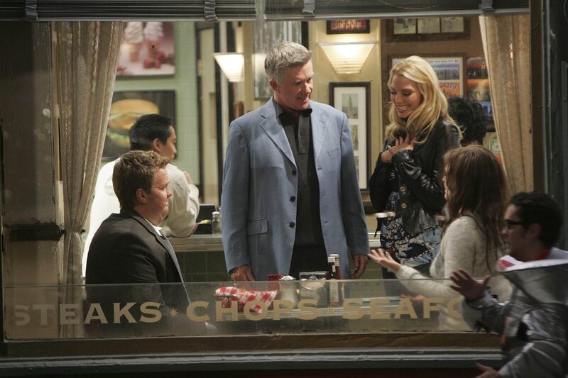 Ted, Marshall und Lily sind zu der Überzeugung gekommen, dass man Barney (Neil Patrick Harris, l.) und Robin (Cobie Smulders, 2.v.r.) auseinanderbringen sollte. Mit Hilfe von Alan Thicke (Alan Thicke, 2.v.l.), Meg (April Bowlby, M.) und dem Lost In Space-Roboter (Whit Hertford, r.) hoffen sie auf Erfolg&nbsp;… – Bild: © 20th Century Fox International Television