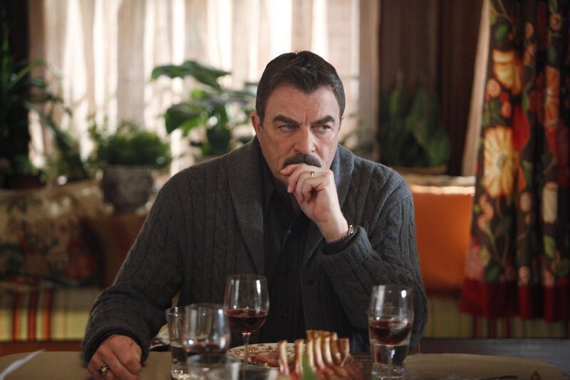 Muss neben der täglich anfallenden Polizeichefarbeit auch noch versuchen, die Streitigkeiten unter den Mitgliedern seiner Familie zu lösen: Frank (Tom Selleck) … – Bild: CBS Broadcasting Inc.